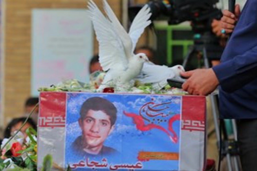 پیکر مطهر شهید عیسی شجاعی در آغوش پدر و مادر  پس از ۴۰ سال